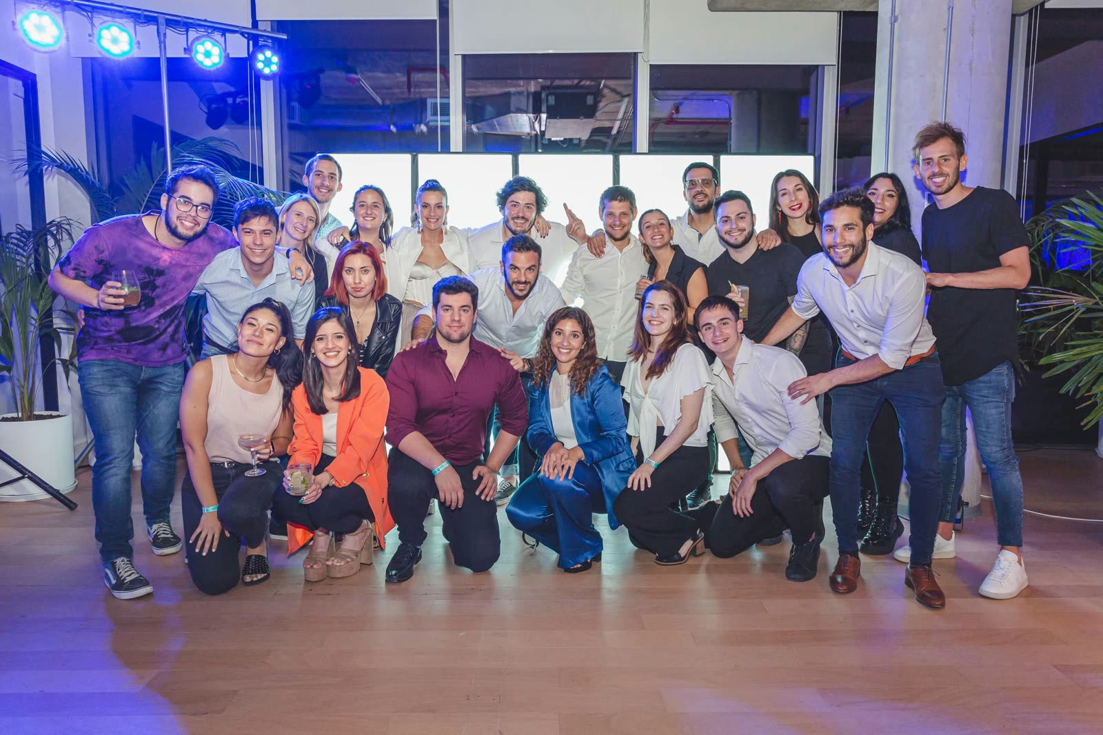 Grupo sonriendo en un evento