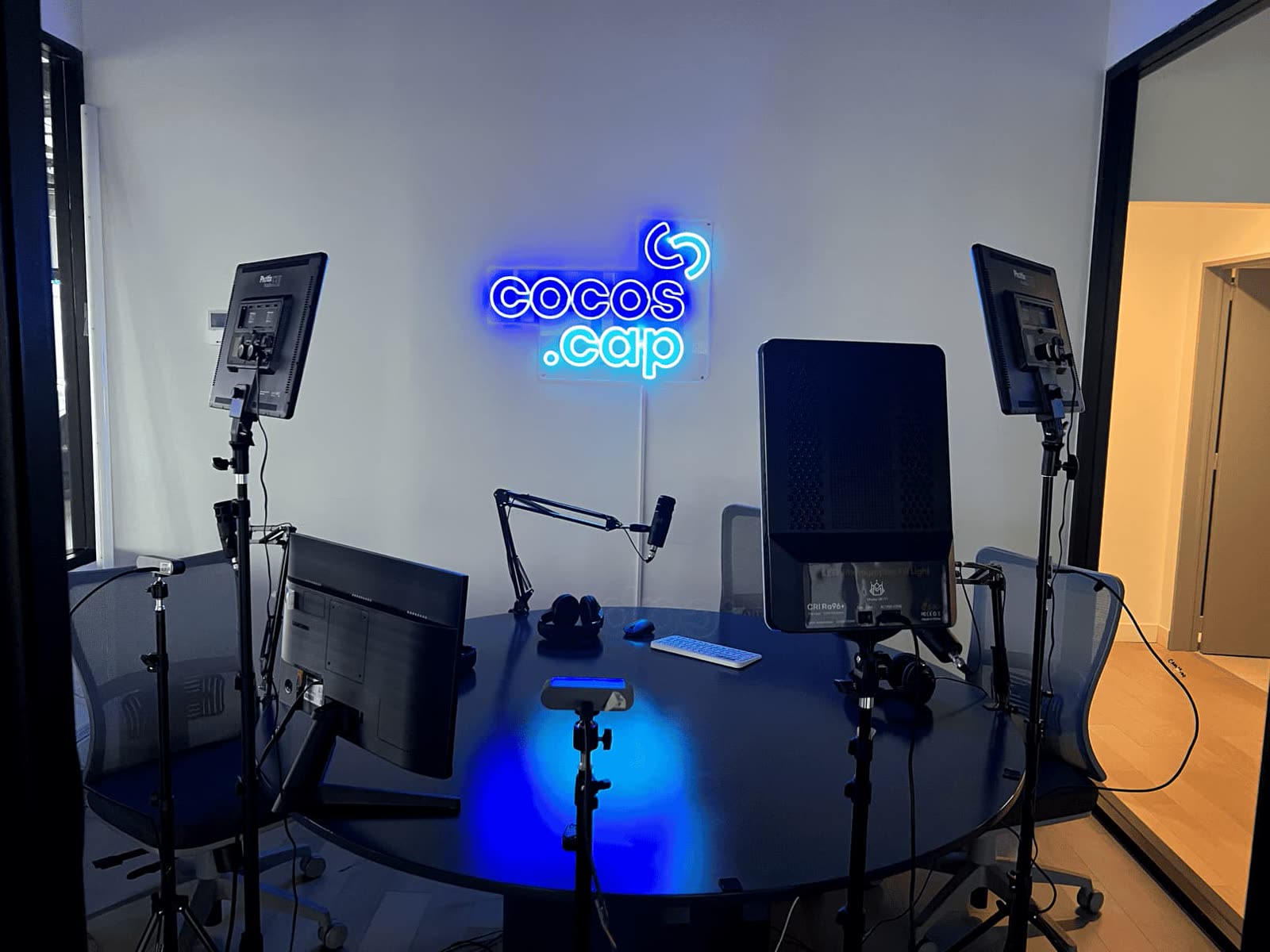 Estudio de transmisión con el logo de Cocos en neón