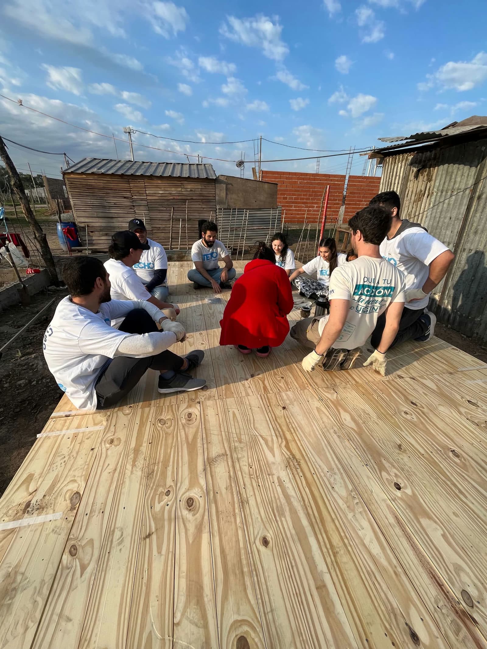 Equipo trabajando sentado sobre un deck de madera